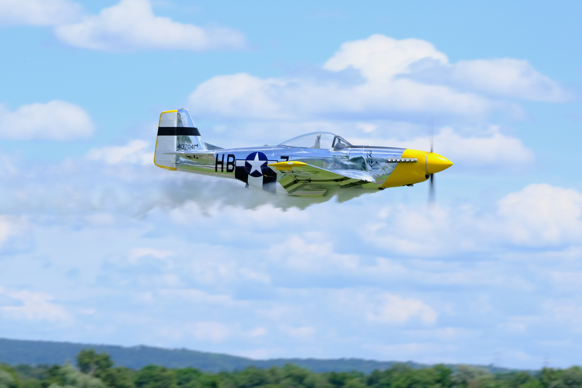 Modell einer P-51D Mustang im tiefen Überflug